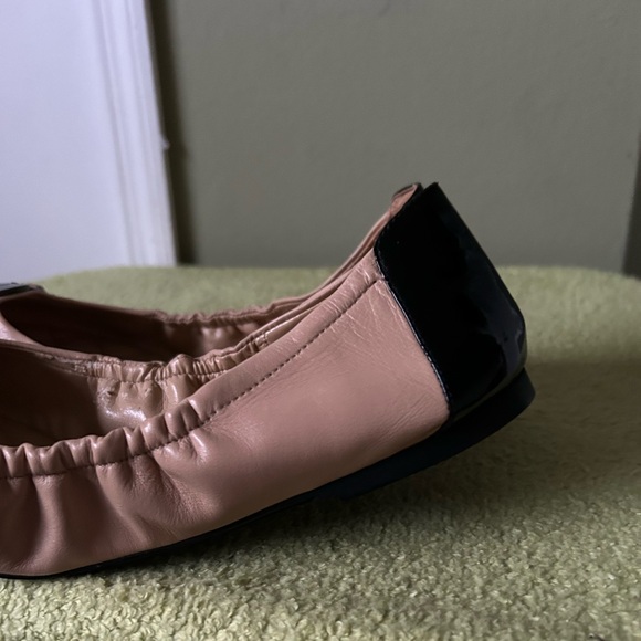 New Michael Kors Tan/Black Leather Cap Toe Logo Ballet Flats - Picture 4 of 13
